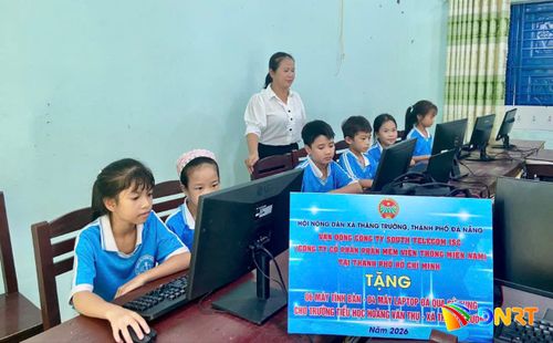 Hội Nông dân xã Thăng Trường vận động Công ty Cổ phần Phần mềm Viễn thông Miền Nam tặng 10 máy tính cho Trường Tiểu học Hoàng Văn Thụ. Ảnh: LÊ BẢO