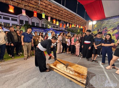 Hoạt động giã bánh dày truyền thống của đồng bào Mông thu hút đông đảo người dân và du khách đến xem, cổ vũ, góp thêm không khí vui tươi, rộn ràng cho ngày hội.
