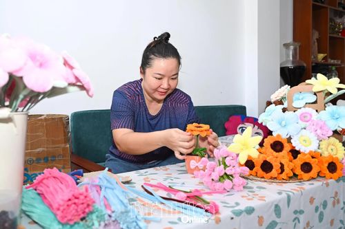 Chị Lê Thị Hồng Ánh tạo hình bông hoa từ sợi kẽm nhung.