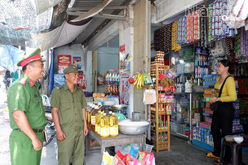 Cán bộ Công an xã Công Hải cùng lực lượng an ninh, trật tự ở cơ sở tuần tra, kiểm soát địa bàn.