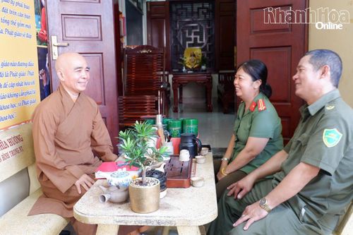 Cán bộ Công an phường Nha Trang và lực lượng an ninh, trật tự ở cơ sở thăm hỏi trụ trì chùa Nghĩa Hương.