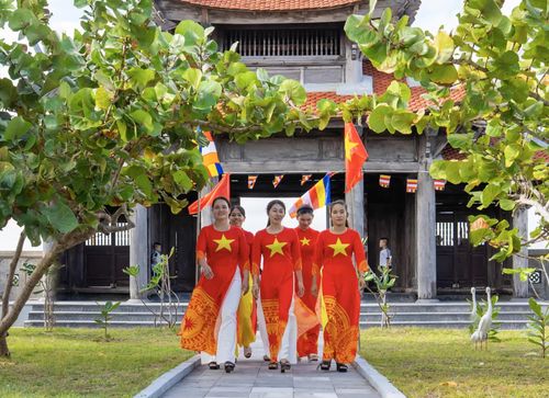Tán tra xanh mát trước cổng chùa Song Tử Tây.