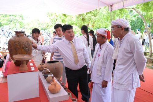 Ông Nguyễn Ngọc Ẩn đang giới thiệu cho các chức sắc đồng bào Chăm và du khách về nguồn gốc hiện vật gốm