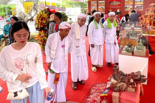 Không gian triển lãm thu hút đông khách tham quan