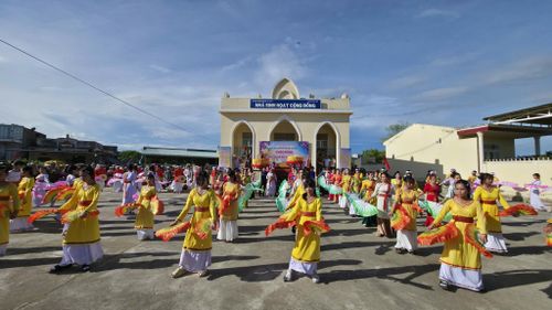 Múa chào mừng lễ hội thu hút gần 100 thanh thiếu niên thôn Phan Hiệp tham gia