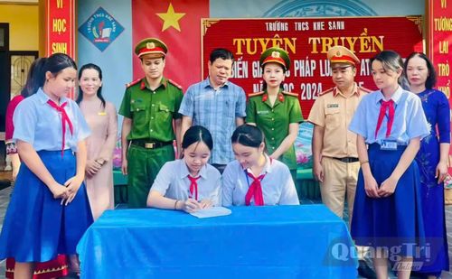 Học sinh ký cam kết thực hiện các quy định về an toàn giao thông và phòng, chống tệ nạn xã hội - Ảnh: V.P