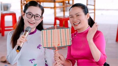 Cán bộ, hội viên phụ nữ quảng bá sản phẩm nghề truyền thống của địa phương bằng những hình ảnh, thước phim sinh động. Ảnh: Hội LHPN xã Đan Điền
