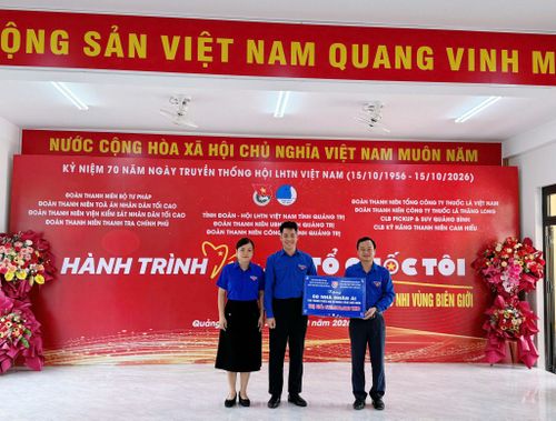 Ban Tổ chức trao quà cho học sinh có hoàn cảnh khó khăn tại Quảng Trị