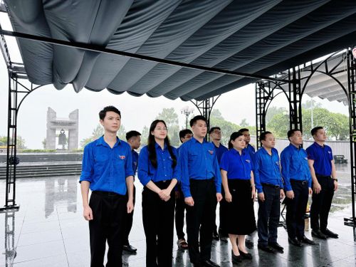 Đoàn công tác chụp ảnh lưu niệm trong hoạt động tri ân các Anh hùng liệt sĩ