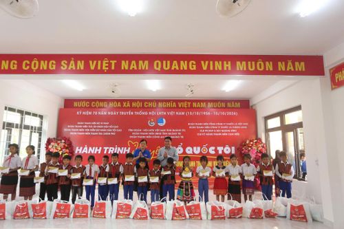 Ban Tổ chức trao quà cho học sinh có hoàn cảnh khó khăn tại Quảng Trị