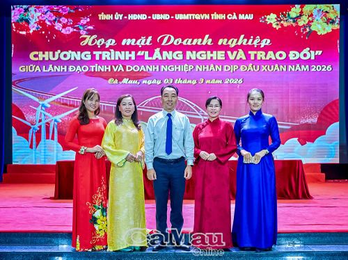 Phó Bí thư Tỉnh uỷ, Chủ tịch UBND tỉnh Lữ Quang Ngời, Phó Chủ tịch HÐND tỉnh Lê Thị Nhung (thứ hai từ phải sang) chụp ảnh lưu niệm cùng các nữ doanh nhân tại buổi họp mặt DN đầu xuân 2026.