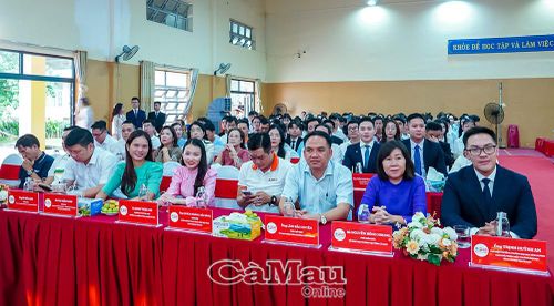 Bà Mai Kiều Oanh, Giám đốc Công ty TNHH Giáo dục - Nhân lực và Du lịch Minh Hải International, Phó Chủ tịch Hội Doanh nhân trẻ tỉnh Cà Mau (thứ sáu từ phải sang), cho biết, Hội đặt mục tiêu hỗ trợ ít nhất 5 dự án khởi nghiệp nhiệm kỳ 2025-2030.
