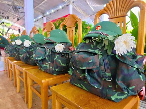 Nhành hoa trắng trên ba lô đặt ở dãy ghế đặc biệt tri ân anh linh các Anh hùng Liệt sĩ tại Công viên Lê Thị Riêng