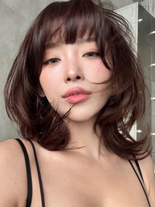 Bên cạnh những lời khen ngợi về ngoại hình, cách tạo dáng và lựa chọn trang phục, giọng ca sinh năm 1989 cũng gây ra một số ý kiến trái chiều trên mạng xã hội. Một bộ phận cư dân mạng cho rằng trang phục cùng cách tạo dáng của Tóc Tiên có phần phô trương, chưa thực sự cần thiết.