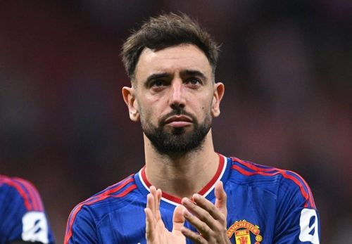 HLV Michael Carrick gây tranh cãi với những quyết định khó hiểu.