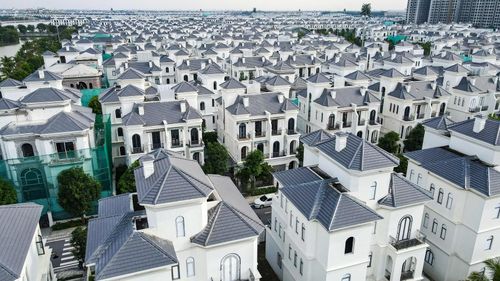 Một loạt cổ phiếu bất động sản giảm điểm kéo chỉ số chính đi xuống. Ảnh: Việt Linh.