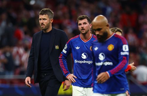 Michael Carrick chịu sức ép ngày càng lớn khi MU vẫn chưa tạo được bản sắc đủ rõ sau nhiều tháng xây dựng đội bóng.