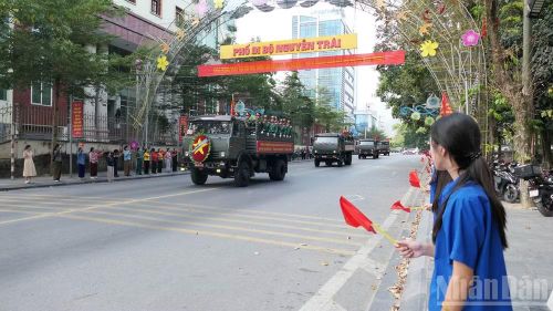 Nhân dân đứng hai bên đường đón và tiễn đưa các Anh hùng liệt sĩ về Nghĩa trang liệt sĩ Vị Xuyên. (Ảnh: KHÁNH TOÀN)