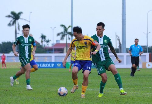 Cuộc đối đầu giữa 2 tân binh Bắc Ninh FC (áo sáng) và TP Đồng Nai lần đầu ở V-League 1 cũng rất đáng xem.