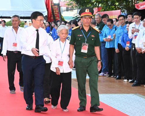  Bà Nguyễn Thị Lệ, vợ liệt sĩ Huỳnh Văn Quên, đến dự lễ truy điệu và an táng các liệt sĩ. Ảnh: VIỆT DŨNG 