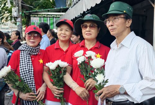  Ông Đỗ Trọng Sơn cùng vợ có mặt trước Công viên Lê Thị Riêng từ sáng sớm. Ảnh: NGUYỄN TÂN 