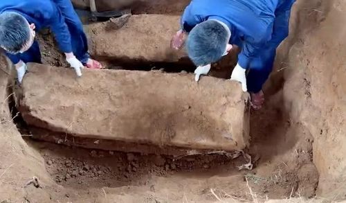2 hài cốt liệt sĩ được mai táng trong vỏ bom được Đội 192 thuộc Bộ Chỉ huy quân sự TP Huế tìm thấy tại Lào. (Ảnh: Lê Sáu)