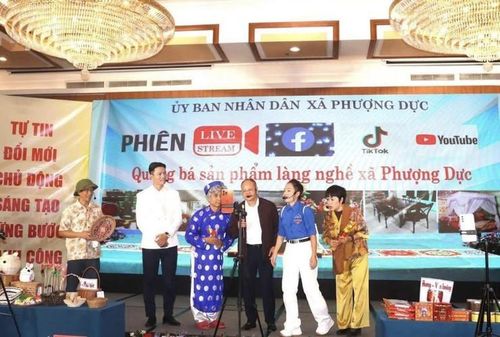 Phượng Dực đẩy mạnh chuyển đổi số, hỗ trợ làng nghề mở rộng thị trường. (Ảnh: phuongduc.hanoi.gov.vn)