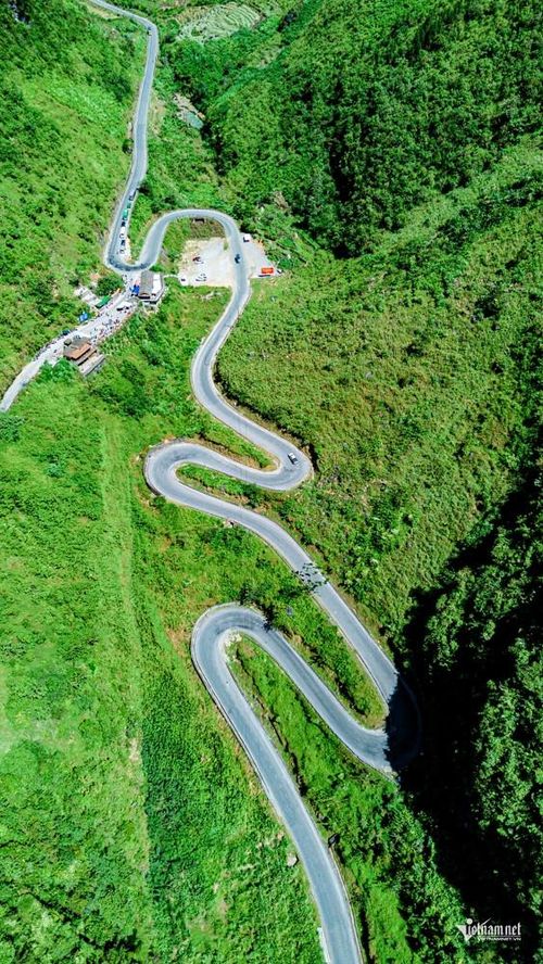 Tên gọi của con dốc này bắt nguồn từ câu chuyện được các bậc cao niên truyền lại về tập tục sinh sống của đồng bào vùng cao. Khi giao thông còn khó khăn, ngựa là phương tiện vận chuyển quan trọng của người dân. Để thử sức và đánh giá ngựa khỏe hay yếu, người ta cho ngựa thồ hàng từ chân dốc lên đỉnh. Những con ngựa vượt qua được con dốc được giữ lại để phục vụ việc vận chuyển và sản xuất.