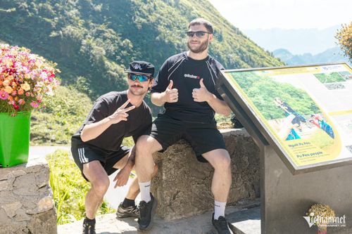 Với nhiều du khách, đi qua Dốc Thẩm Mã không chỉ là chinh phục một cung đường nổi tiếng mà còn là dịp trải nghiệm một phần đặc trưng của hành trình khám phá Cao nguyên đá. Những điểm dừng trên đỉnh dốc thường trở thành nơi du khách nghỉ chân, chụp ảnh và lưu lại dấu ấn về vùng đất và con người nơi đây.