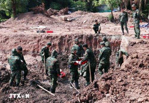 Vượt qua những khắc nghiệt của thời tiết, các chiến sĩ đội K74 đẩy nhanh tiến độ tìm kiếm hài cốt liệt sĩ tại công viên Lê Thị Riêng. (Ảnh: Xuân Khu/TTXVN)