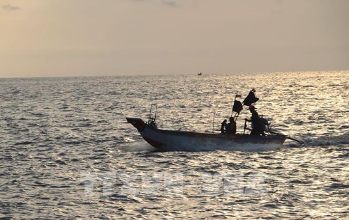 Ngư dân xã Đất Mũi đánh bắt thủy sản ven bờ. Ảnh: Tuấn Phi – TTXVN