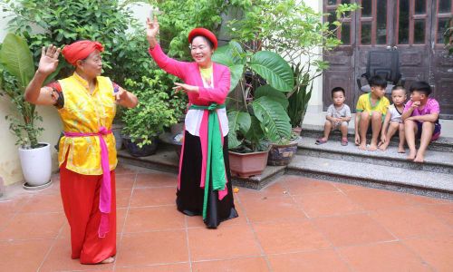  Nghệ nhân Đặng Ngọc Doãn (bên trái) (phường Chi Lăng) thực hành, truyền dạy nghệ thuật biểu diễn chèo. 