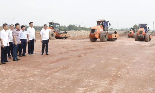 Lãnh đạo xã Lâm Thao kiểm tra tiến độ thi công dự án đường kết nối sân bay Gia Bình với Thủ đô Hà Nội.