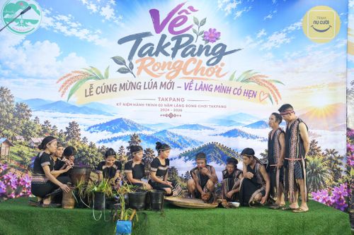 Đồng bào Xơ Đăng tổ chức nghi thức cúng mừng lúa mới. Ảnh: THIỆN TÙNG