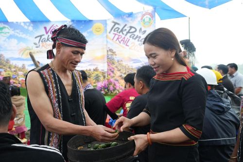 Lễ cúng mừng lúa mới là dịp gắn kết cộng đồng Xơ Đăng với nhau. Ảnh: THIỆN TÙNG