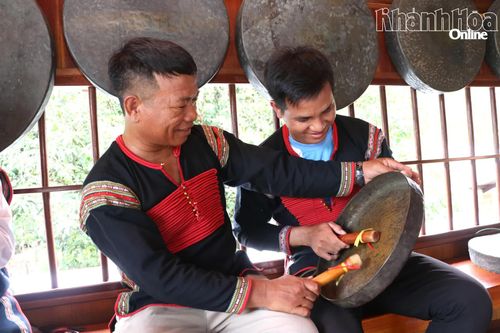 Y Khen (bìa phải) học đánh chiêng của người Ê đê.
