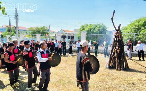 Người dân tham gia lễ hội cúng bến nước của đồng bào Ê đê tại thôn Sông Búng.