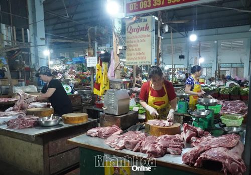 Tiểu thương chợ Phước Mỹ (phường Bảo An) phân loại thịt heo để phục vụ khách hàng.