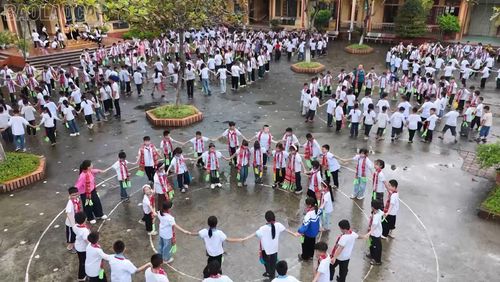 Học sinh Trường Tiểu học Hoàng Văn Thọ (phường Nghĩa Lộ) tập múa Xòe trong giờ ra chơi.