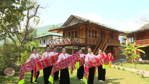 Các thành viên Câu lạc bộ Văn hóa dân tộc Thái gắn với phát triển du lịch cộng đồng tập luyện điệu xòe.