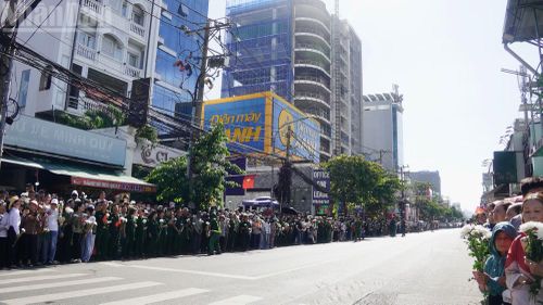 Đông đảo các tầng lớp Nhân dân đứng dọc các trục đường tiễn đưa các liệt sĩ về nơi an nghỉ cuối cùng. (Ảnh: Báo Nhân dân)