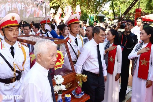 Thủ tướng Lê Minh Hưng cùng nguyên Ủy viên Bộ Chính trị, nguyên Chủ tịch nước Nguyễn Minh Triết đưa các liệt sĩ rời Công viên Văn hóa Lê Thị Riêng. (Ảnh: Nam Anh)