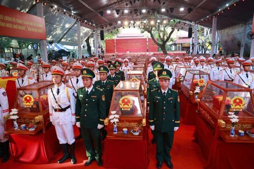 Tổ quốc ghi công, Nhân dân đời đời nhớ ơn các anh hùng liệt sĩ đã anh dũng hi sinh vì độc lập tự do của dân tộc. (Ảnh: TTXVN)