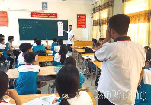 Kiểm tra tật khúc xạ cho học sinh Trường THCS Hải Lựu.