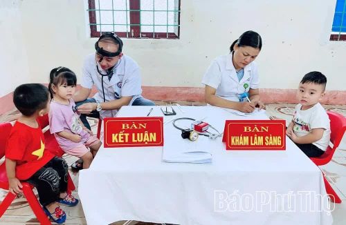 Kiểm tra sức khoẻ cho học sinh Trường Mầm non Tiên Lương.