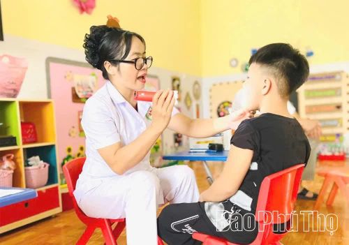 Cán bộ Trạm Y tế xã Võ Miếu thăm khám sức khoẻ răng miệng cho học sinh trong xã.