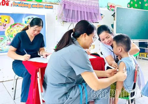 Khám sức khỏe định kỳ cho học sinh Trường Mầm non Đại Đồng giúp phát hiện sớm những dấu hiệu bất thường trong quá trình phát triển của trẻ.
