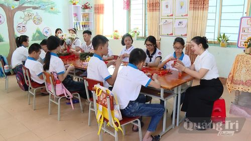 Một buổi học nghề tại Trường GDCD Đồng Hới - Ảnh: N.T