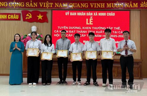 Lãnh đạo xã Ninh Châu tặng giấy khen cho các học sinh đạt thành tích cao trong năm học 2025-2026 - Ảnh: L.Chi