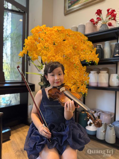 Em Lê Lê Hoàng Nguyên với cây đàn violin mà em yêu thích - Ảnh: T.H